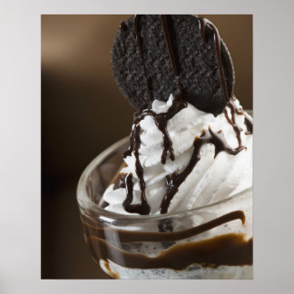 Nära på ett glas chokladsundae poster