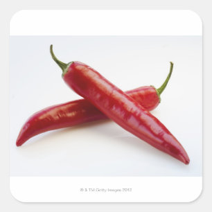 Nära rödchili paprika på vitt fyrkantigt klistermärke