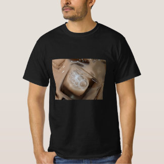 Nära skott av isbitar i te t shirt