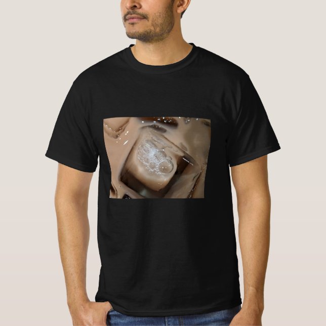 Nära skott av isbitar i te t shirt (Framsida)