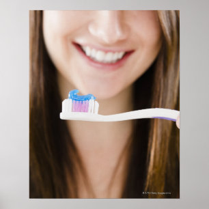 Närbild av att le det unga kvinnainnehav poster