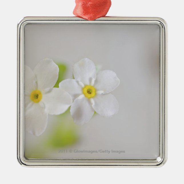 Närbild av blommor julgransprydnad metall (Framsidan)