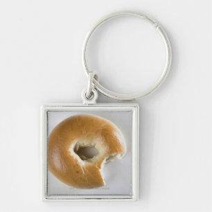 Närbild av en bagel fyrkantig silverfärgad nyckelring