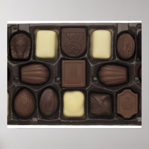 närbild av en boxas av blandade choklader poster