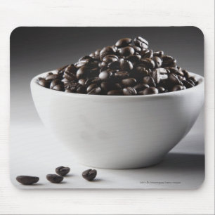 Närbild av en bunkefullt av kaffebönor musmatta