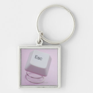 Närbild av en flyktnyckel fyrkantig silverfärgad nyckelring