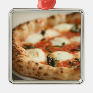 Närbild av en hel pizzapaj julgransprydnad metall