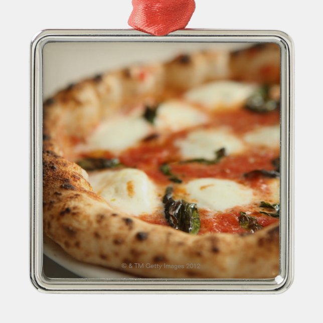 Närbild av en hel pizzapaj julgransprydnad metall (Framsidan)