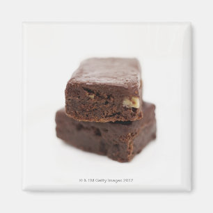 Närbild av en hög av två chokladnissen på magnet