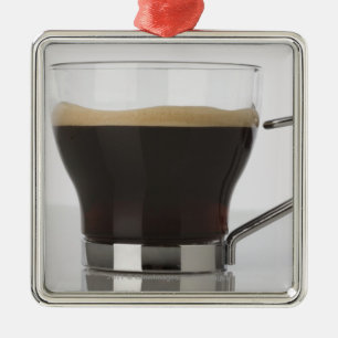 Närbild av en kaffekopp julgransprydnad metall