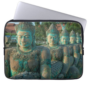 Närbild av en konstnärs skulpturer laptop fodral