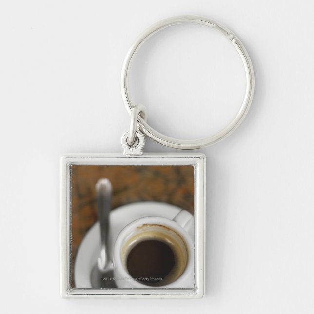 Närbild av en kopp av kaffe 2 fyrkantig silverfärgad nyckelring (Framsidan)