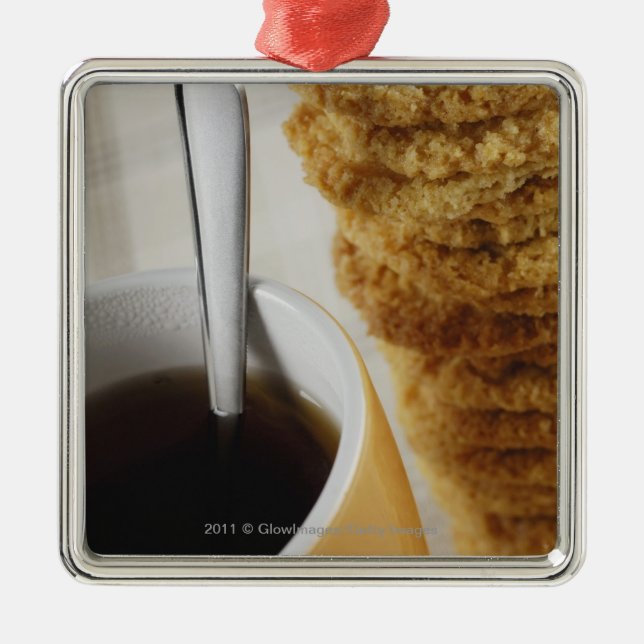 Närbild av en kopp av kaffe med kakor julgransprydnad metall (Framsidan)