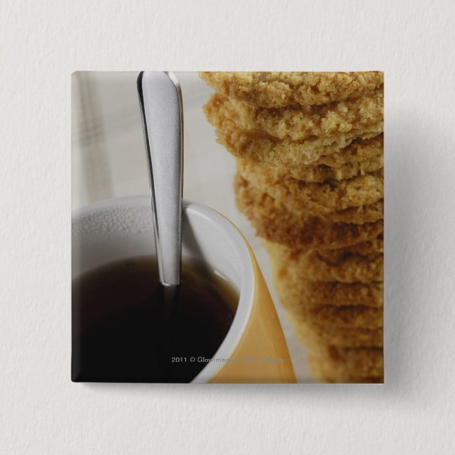 Närbild av en kopp av kaffe med kakor knapp (Framsida)