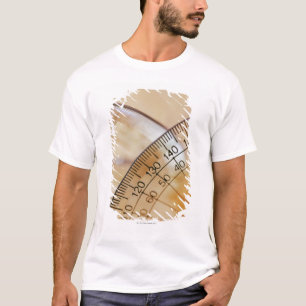 Närbild av en protractor t-shirt