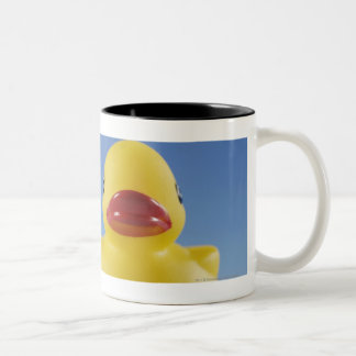 Närbild av en rubber anka Två-Tonad mugg
