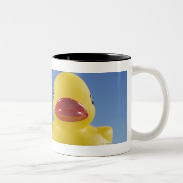 Närbild av en rubber anka Två-Tonad mugg (Höger)