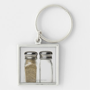 Närbild av en salt och pepparshaker fyrkantig silverfärgad nyckelring