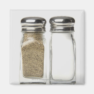 Närbild av en salt och pepparshaker magnet