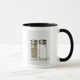 Närbild av en salt och pepparshaker mugg