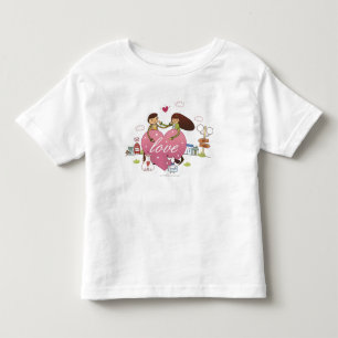 Närbild av ett koppla ihopinnehav som en hjärta t-shirt