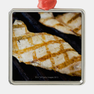 Närbild av grillade fega bröst julgransprydnad metall