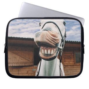 Närbild av hästen med den öppna munnen laptop fodral