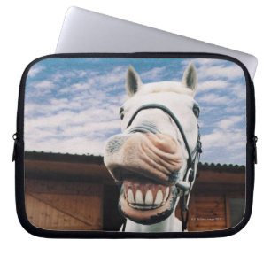 Närbild av hästen med den öppna munnen laptop sleeve