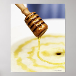 Närbild av honung som dreglar på en efterrätt poster