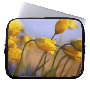 Närbild av påskliljar laptop sleeve