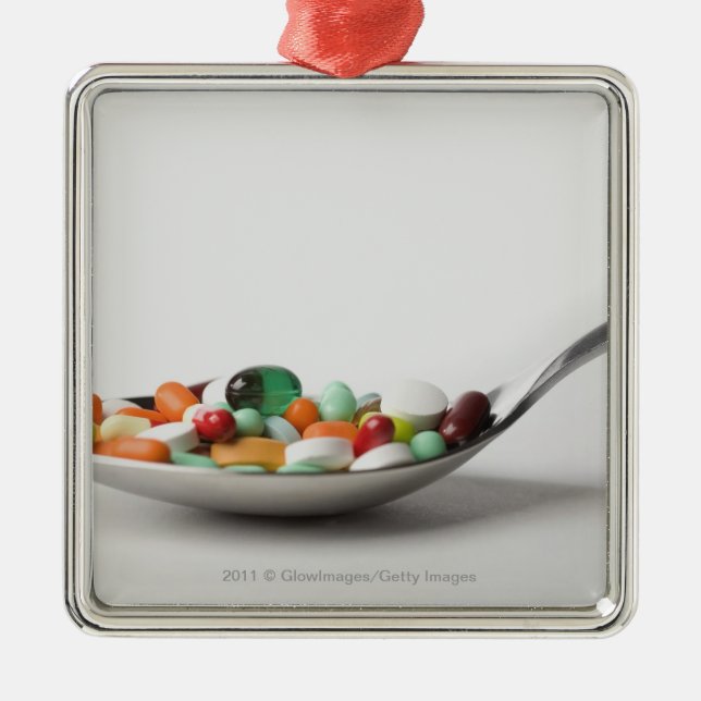 Närbild av pills i en sked julgransprydnad metall (Framsidan)