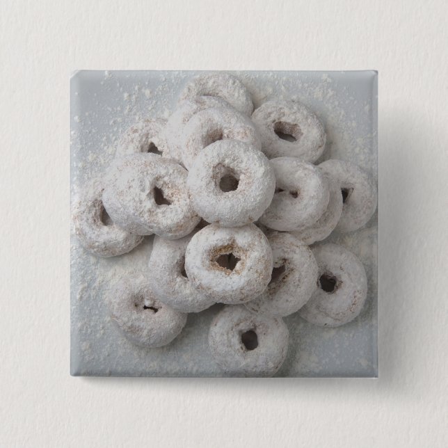 Närbild av pudrade munkar i en plätera knapp (Framsida)