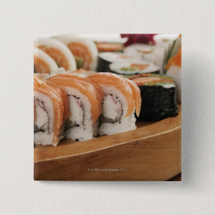 Närbild av sushi i ett uppläggningsfat knapp