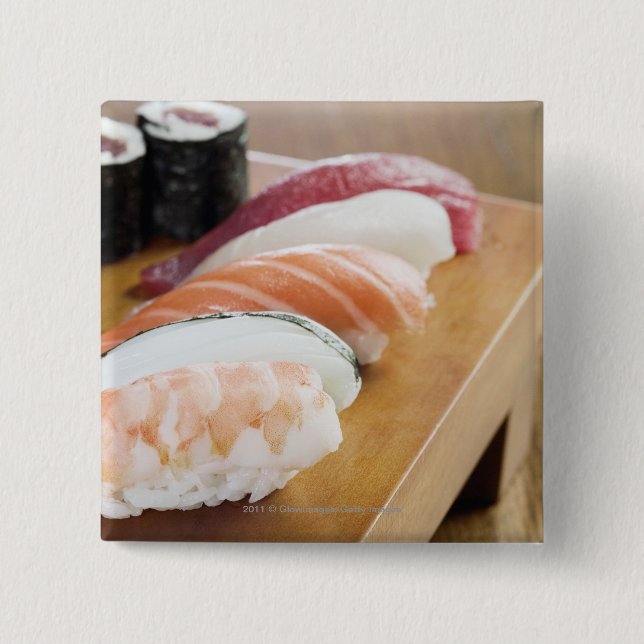 Närbild av sushi på ett bord knapp (Framsida)