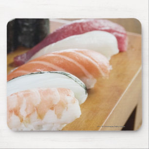 Närbild av sushi på ett bord musmatta