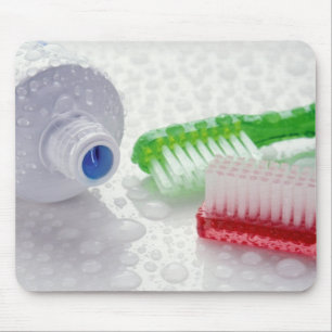 Närbild av täckte toothpaste och tandborstar musmatta