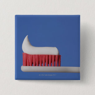 Närbild av toothpaste på en tandborste knapp