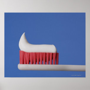 Närbild av toothpaste på en tandborste poster