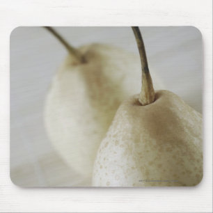 Närbild av två pears musmatta
