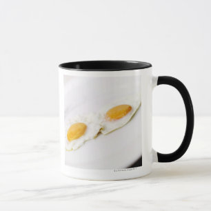 Närbild av två stekte ägg mugg