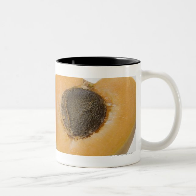 Närbild av tvärsnittet av en plommon Två-Tonad mugg (Höger)