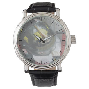 Närbild på brandmans hjälm armbandsur