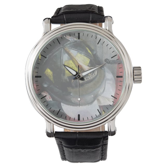 Närbild på brandmans hjälm armbandsur (Framsida)