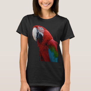 Närbild på en grönvingad ara-papegoja t shirt