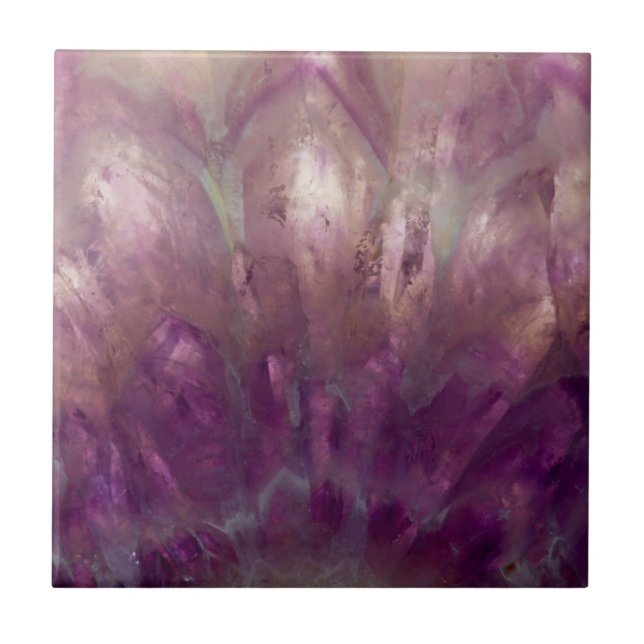 Närbild på en lila ametist kakelplatta (Framsidan)