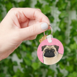 Närbild på fawn mops hundhuvud på rosa kärlekshjär nyckelring