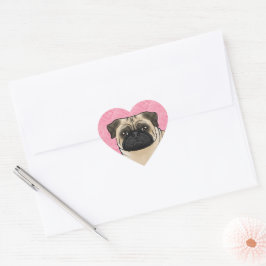 Närbild på Fawn Pug-hundhuvud på rosa kärlekshjärt Hjärtformat Klistermärke