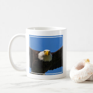 Närbild på flygande havsörn kaffemugg