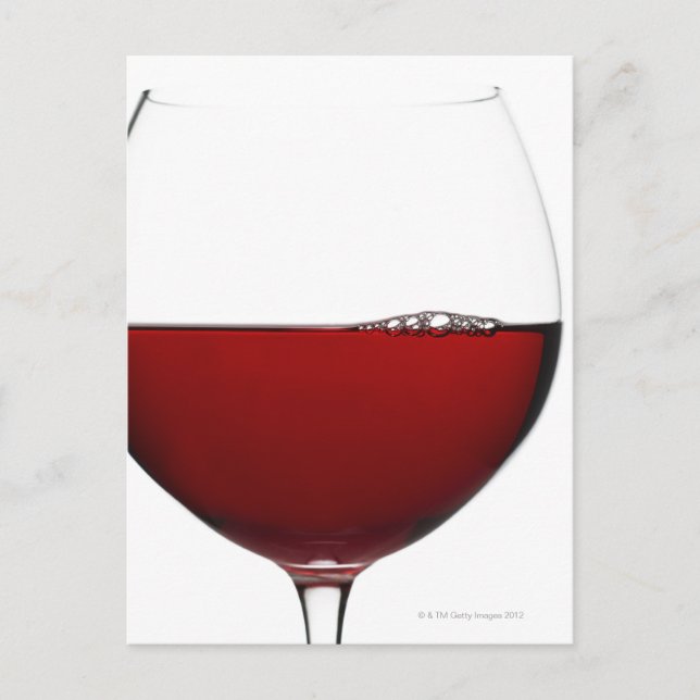 Närbild på glas med rött vin på vit yta vykort (Framsida)