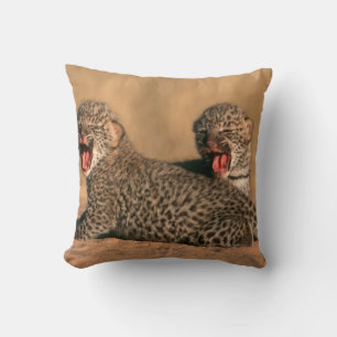 Närbild på nyfödd leopard (Panthera Pardus) Kudde